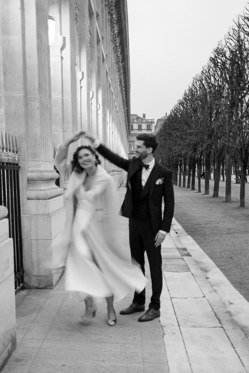 Couple dansant à côté d'un bâtiment historique en noir et blanc