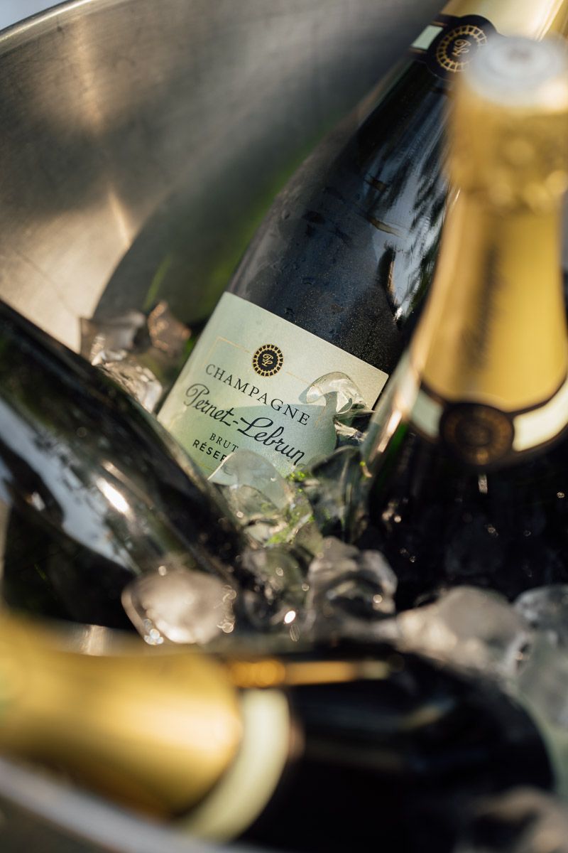 Bouteilles de champagne Pernet-Lebrun dans un seau à glace lors d'une réception de mariage