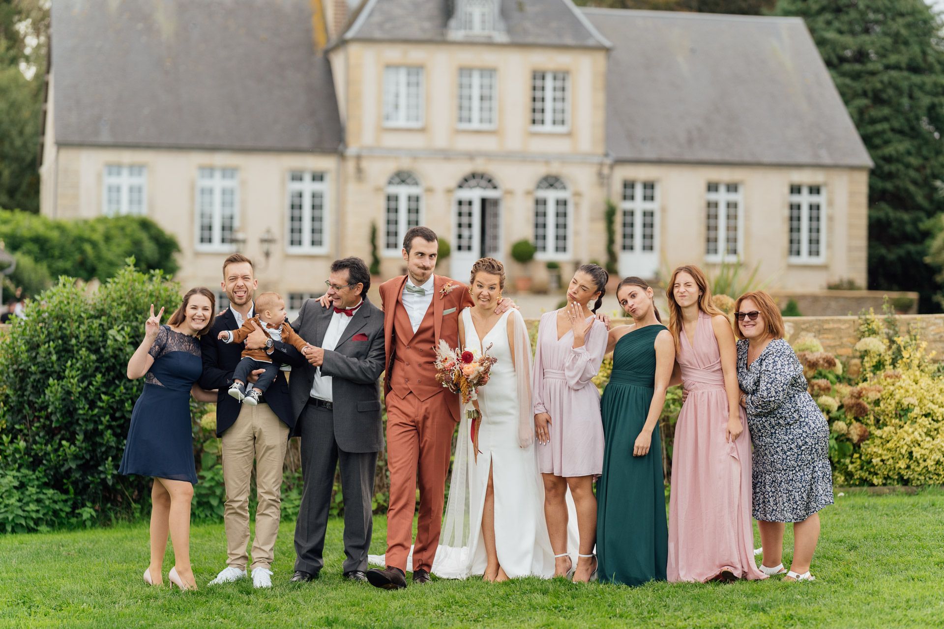 Photo de groupe lors d'un mariage. Les sujets font la grimace.