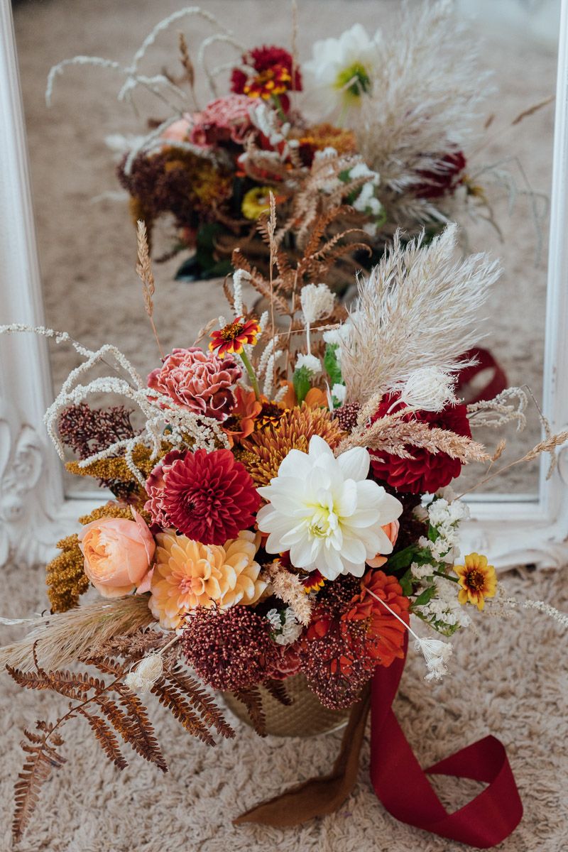 Bouquet de mariée aux couleurs d'automne, devant un miroir