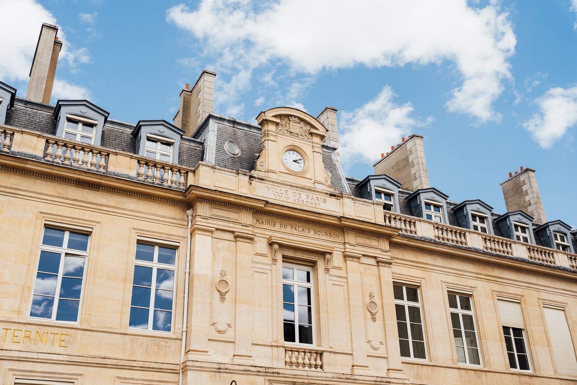 Mariage intimiste à la mairie du 7ème arrondissement de Paris